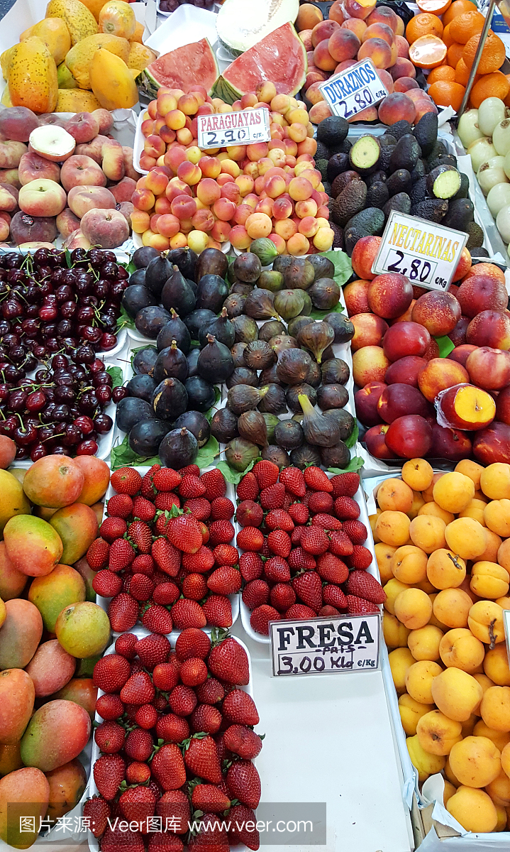 西班牙市场柜台上的各种水果